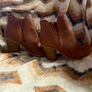 Lauren Conrad bootie. Zippers work great.